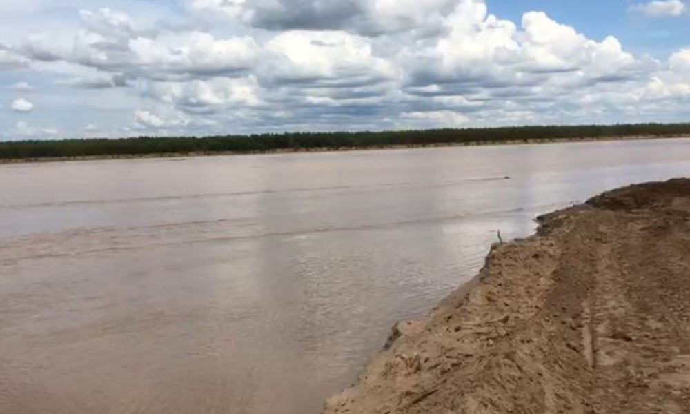 Las aguas ingresaron hacia el lado paraguayo cerca de este mediodía. Foto://Ultimahora.com  