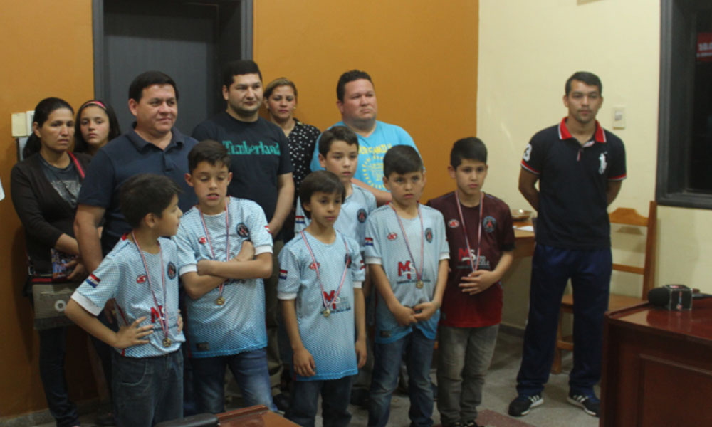 Jugadores de la selección de Futsal Sub 9, acompañados de los padres de familia y el director técnico en la sala de sesiones de la Junta Municipal. Foto://AlexisLópez - OviedoPress.