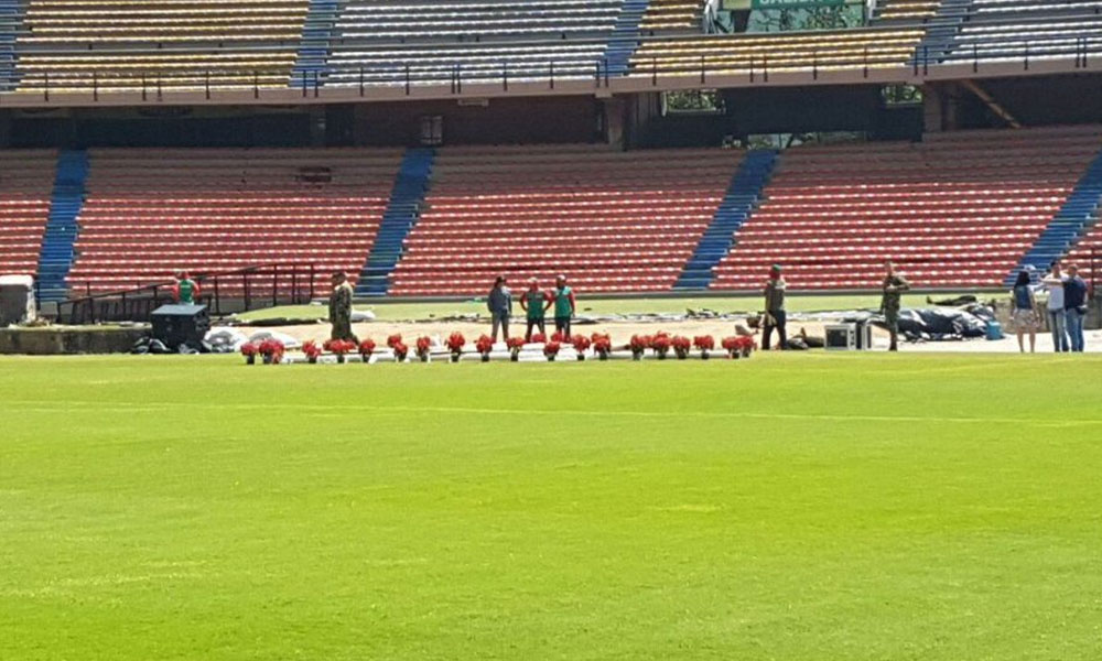 Imágenes del preparativo para el homenaje a Chapecoense en el estadio Atanasio Girardot. //Twitter - @JulianMCespedes  