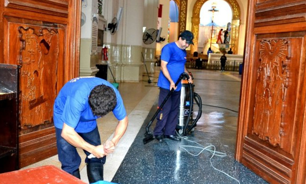 Limpieza. Desde los pisos hasta el techo se limpió en la Basílica de la Villa Serrana. //UltimaHora.com