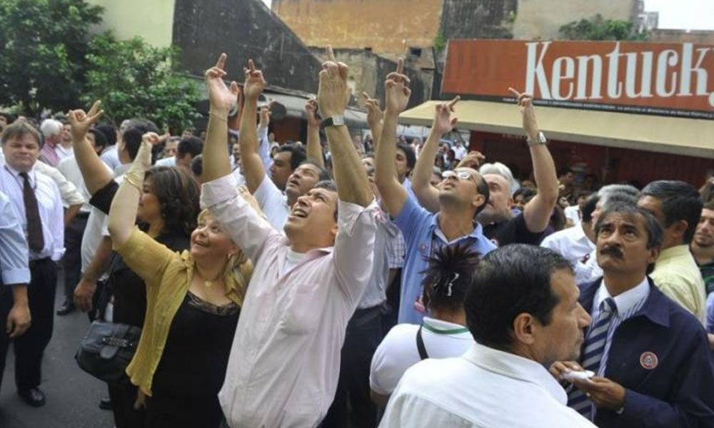 Reacción de funcionarios sindicalizados de Hacienda durante una manifestación en 2012, ante la negativa del Gobierno de pagarles 18 salarios anuales. Foto://Abc.com.py.