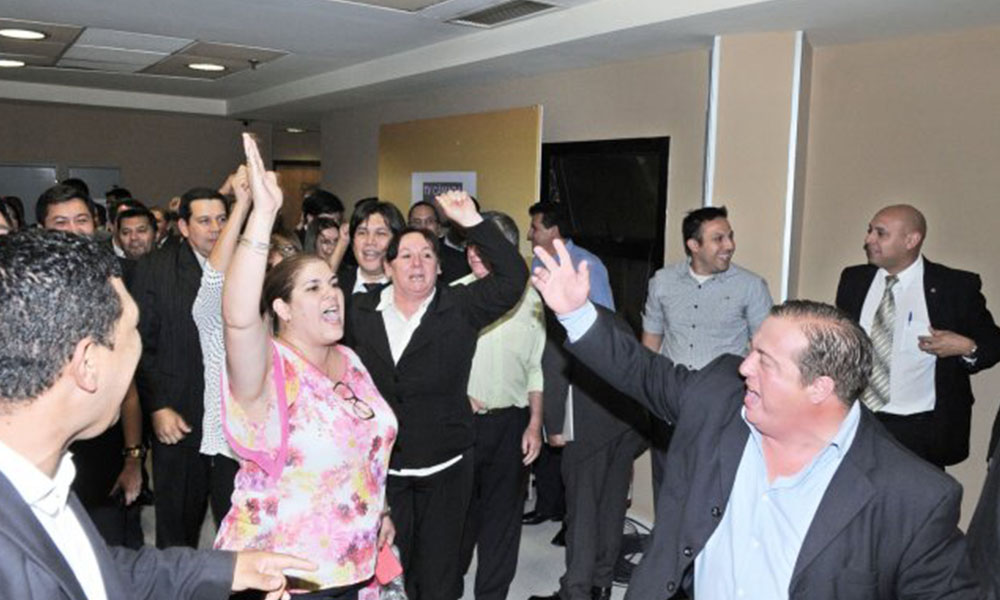 Festejo. A los gritos los funcionarios de Diputados festejaron la aprobación de la ampliación presupuestaria. Foto://Ultimahora.com.py.
