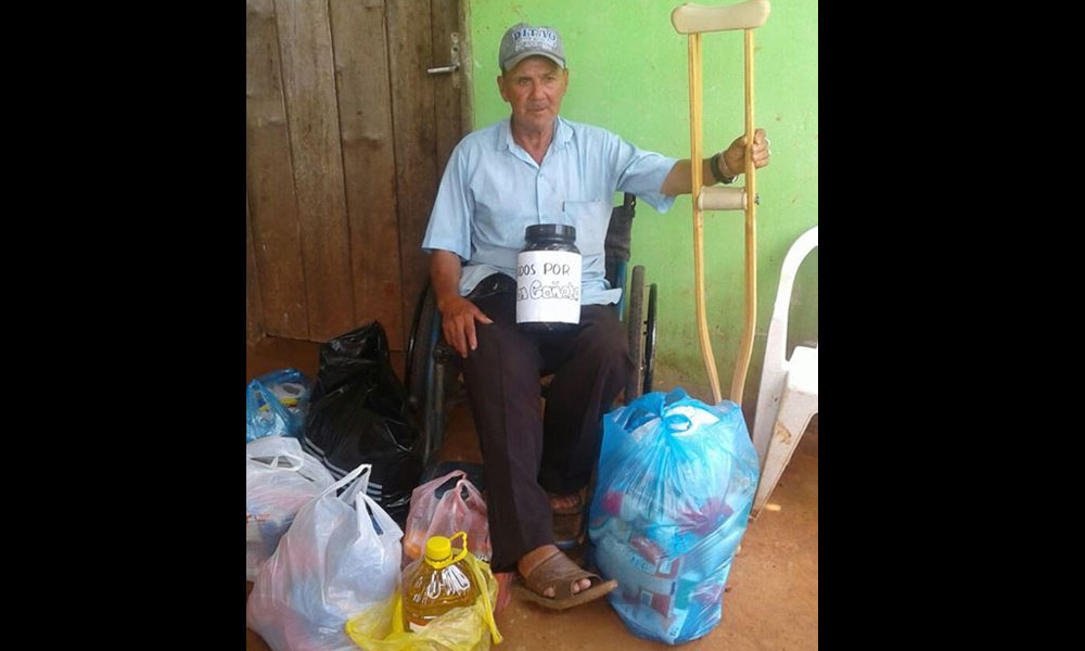 Don Cañete feliz, con sus muletas y las donaciones y aportes por parte de la ciudadanía ovetense. //Facebook - Paty Vega Traversi 