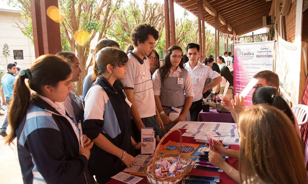 Alumnos del colegio parroquial en la "Expo Carreras" 2015. //Facebook - Universidad Católica 