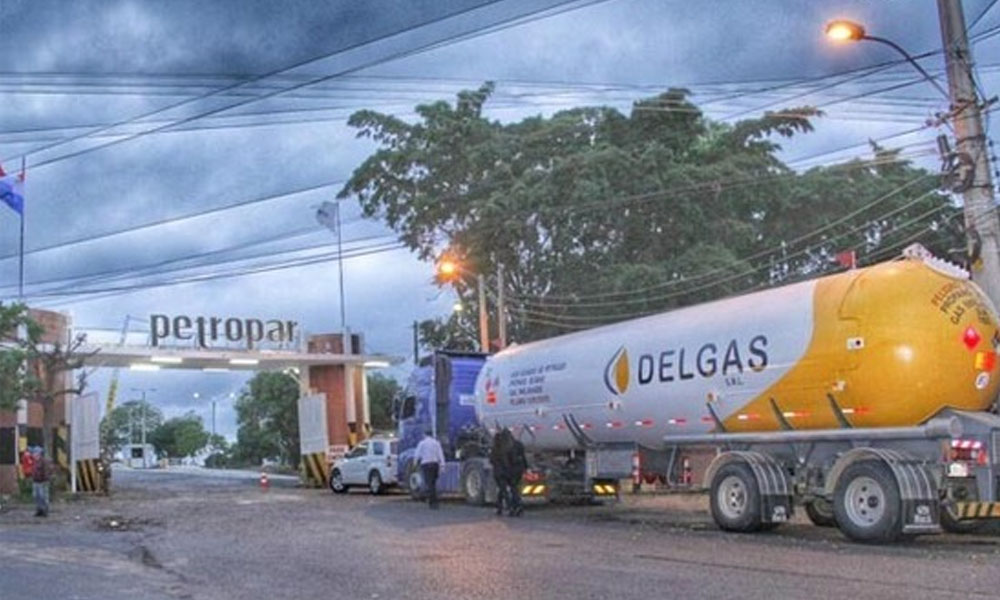 El decreto que habilitó a Petropar a usar las garrafas de todos los emblemas que están en el mercado para la recarga llenó el vaso del sector privado que anuncia medidas. //Paraguay.com