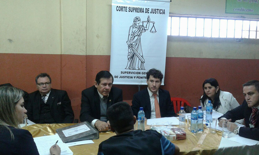 El ministro Sindulfo Blanco estuvo acompañado de una comitiva, como también de Jueces de Ejecuciones, Penales y Defensores Públicos. //OviedoPress