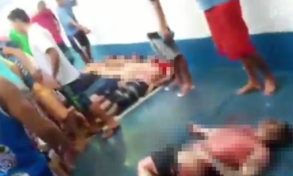 Los cuerpos mutilados quedaron tendidos sobre el piso del penal. Foto: Captura de video - Paraguay.com 