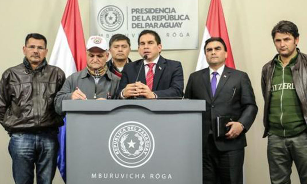 El ministro Juan Carlos Baruja junto con los lideres campesinos en abril pasado cuando habían llegado a un acuerdo. Foto://Presidencia de la República