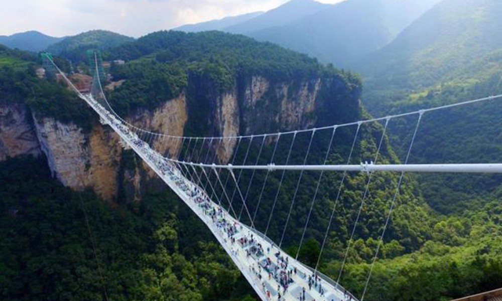 el puente de cristal más alto y largo del mundo, de 430 metros de longitud y a 300 de altura. Foto://EFE.com