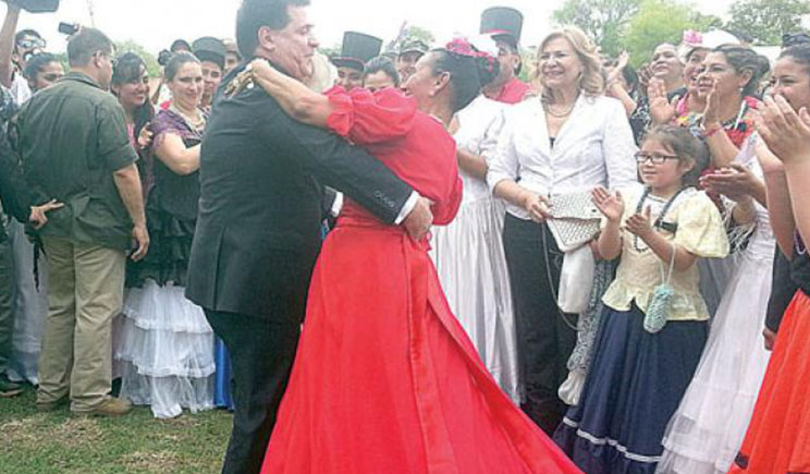 Con vestimenta de la época. Cartes baila con mujeres que asistieron a la conmemoración. Foto://Ultimahora.com.py.