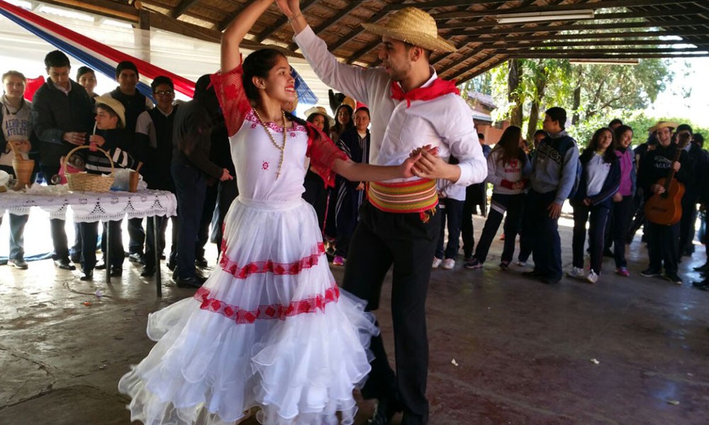 Alumnos del colegio Nacional Pedro P. Peña realizando una tradicional danza paraguaya. //OviedoPress 