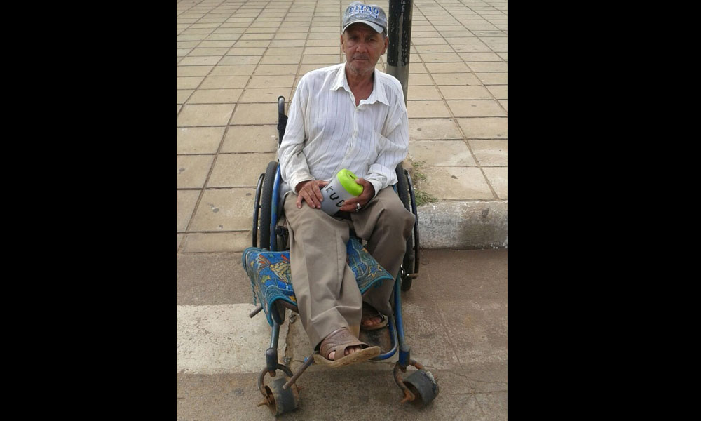 Don Celestino Benítez clama por una muleta para volver a caminar. //OviedoPress