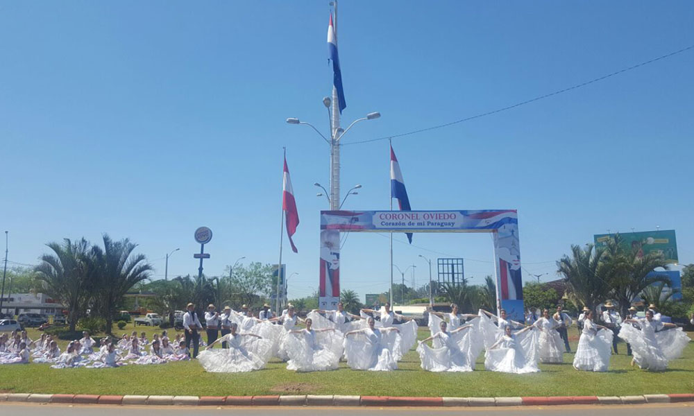 La rotonda del Cruce Internacional de Coronel Oviedo, se llenó de color, danzas y espíritu patriota este jueves. //OviedoPress