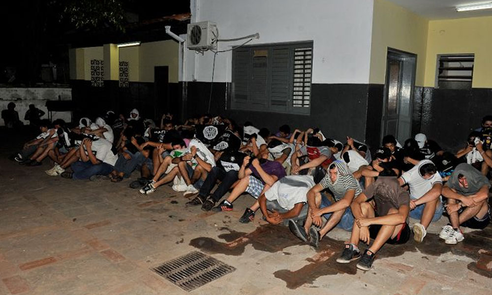 Entre los aprehendidos hay 28 menores y 17 mujeres. (Foto Ilustrativa) Barrabravas detenidos. //Abc.com.py - Archivo 