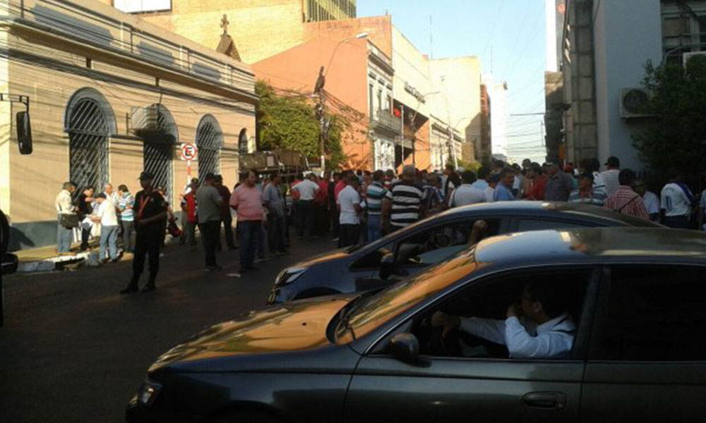 Los sindicatos se concentraron frente a la sede del MOPC. Foto://PMT de Asunción.  