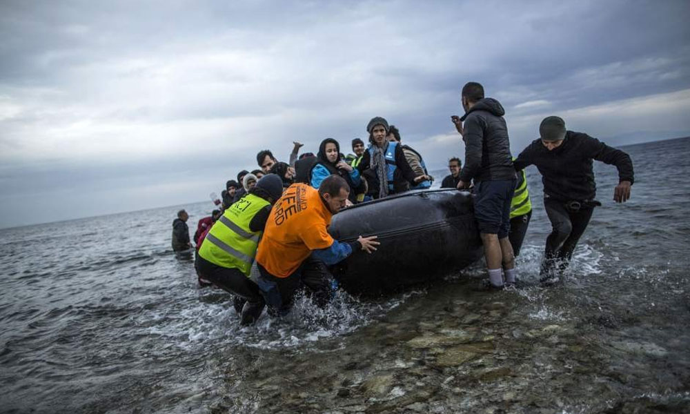 Migrantes y refugiados llegan en una embarcación a la isla griega de Lesbos. //20minutos.es