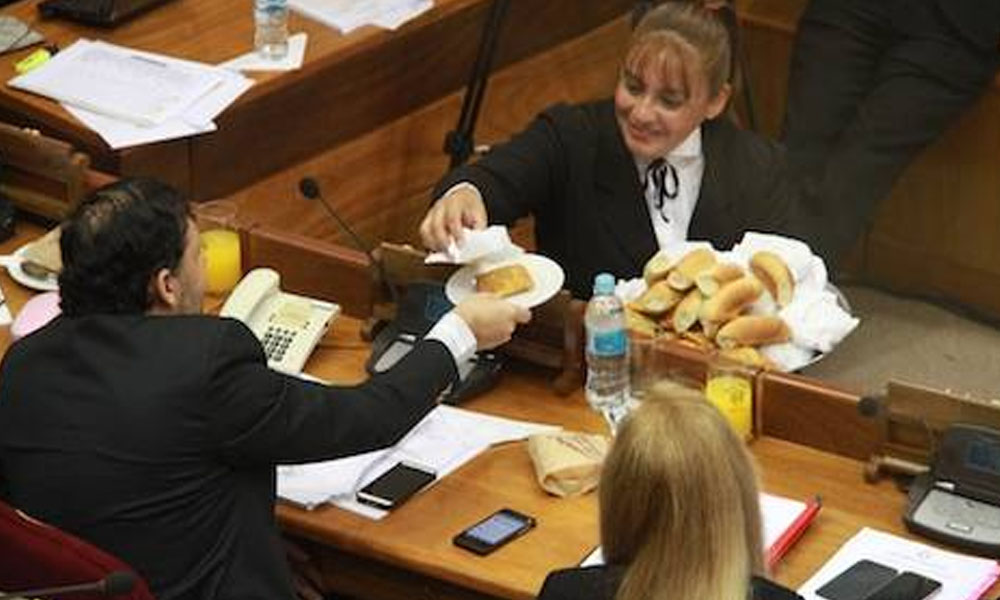 Cada senador va pidiendo lo que se le apetece, un café con leche o cocido con leche. //Hoy.com.py