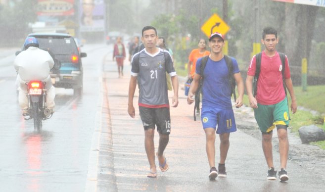 Desafío. Enfrentando viento y lluvia, peregrinos siguieron a pasos firmes el trayecto hasta la Virgen.