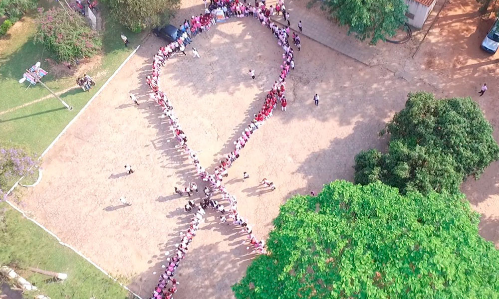 Vista Aerea. Lazo rosa formado por los participantes de la marcha y personal de blanco del Hospital Regiona de Coronel Oviedo. //OviedoPress