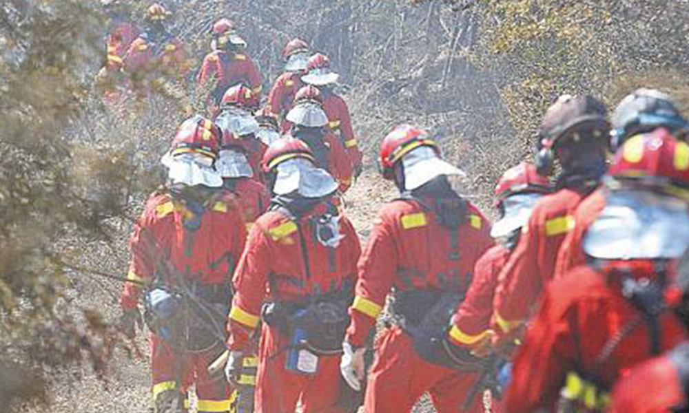 Tarea. Bomberos de varios países buscan sofocar el fuego. Foto://Ultimahora.com