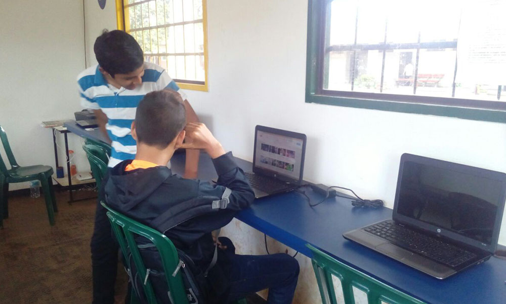 Alumnos del colegio Santa Lucía se van perjudicados por el lamentable hecho. //OviedoPress