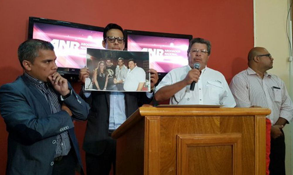 Los colorados oficialistas exponen una fotografía en donde se observan a miembros de la disidencia y oposición. Foto://Ultimahora.com