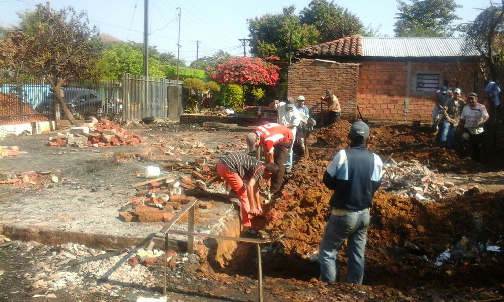 De "cero", vecinos ayudan a la familia Franco Gorostiaga con la construcción de su nueva vivienda. //OviedoPress