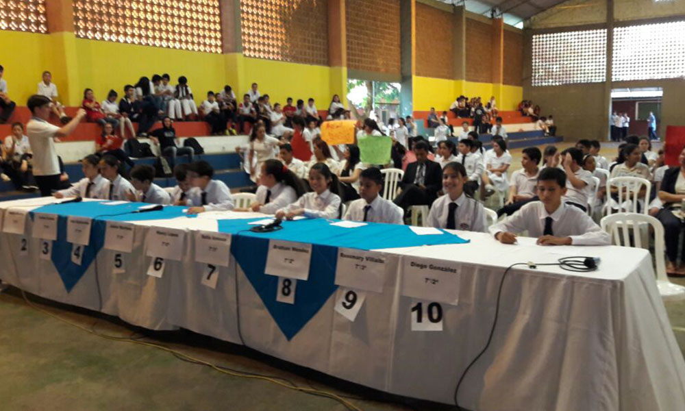 La olimpiada de matemáticas se desarrolló en el polideportivo de la institución educativa. //OviedoPress
