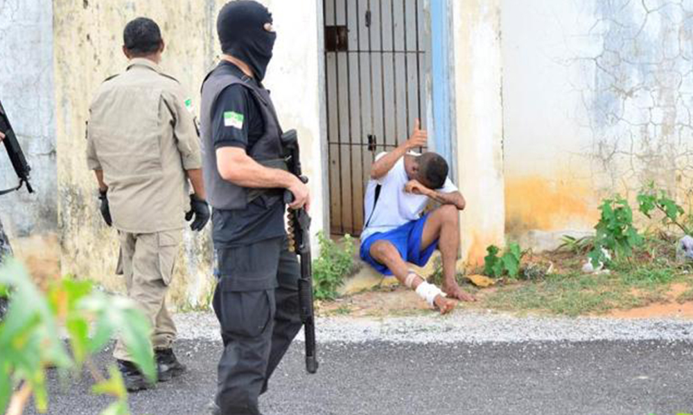 Bomberos retiran a presos heridos, el 20 de enero de 2017, en la cárcel de Alcacuz, en Natal (Brasil). Foto://EFE 