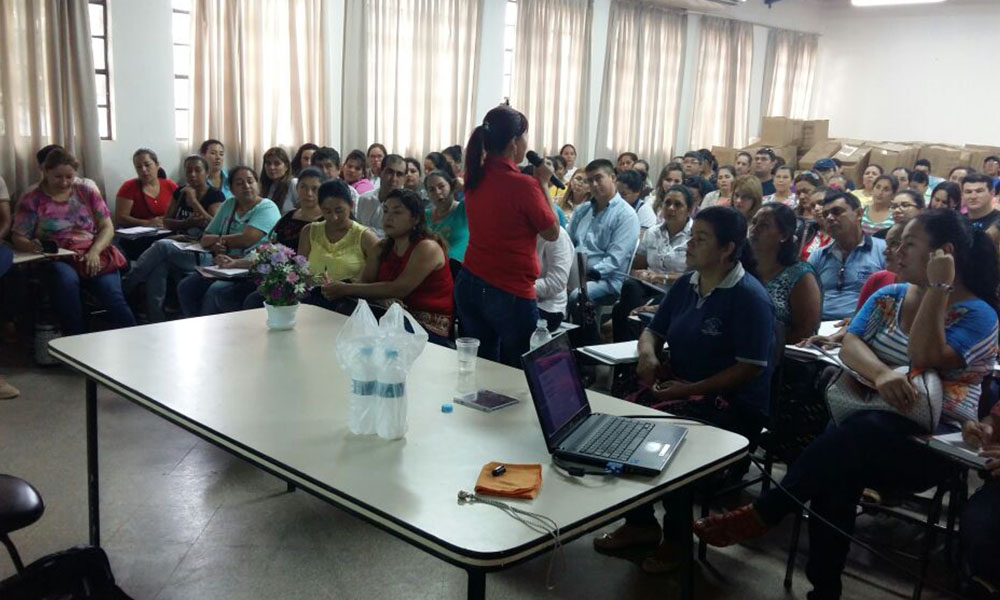  Jornada de capacitación a docente en el Colegio Nacional Dr. Pedro P. Peña de Coronel Oviedo. Foto://OviedoPress