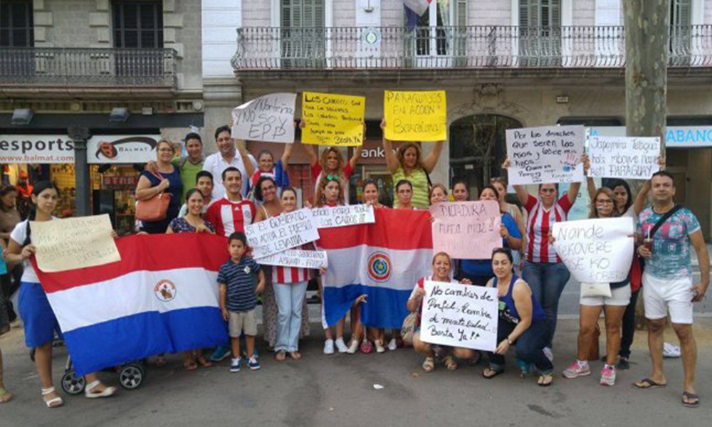  Paraguayos en Barcelona frente al Consulado Paraguayo. Foto: Ultimahora.com.oy.