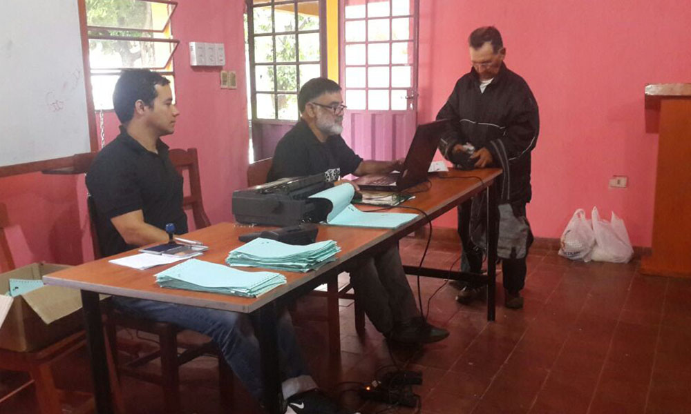 Los representantes de la SAS realizan los cobros a los beneficiarios en la Casa de la Cultura de la ciudad de Coronel Oviedo. //OviedoPress