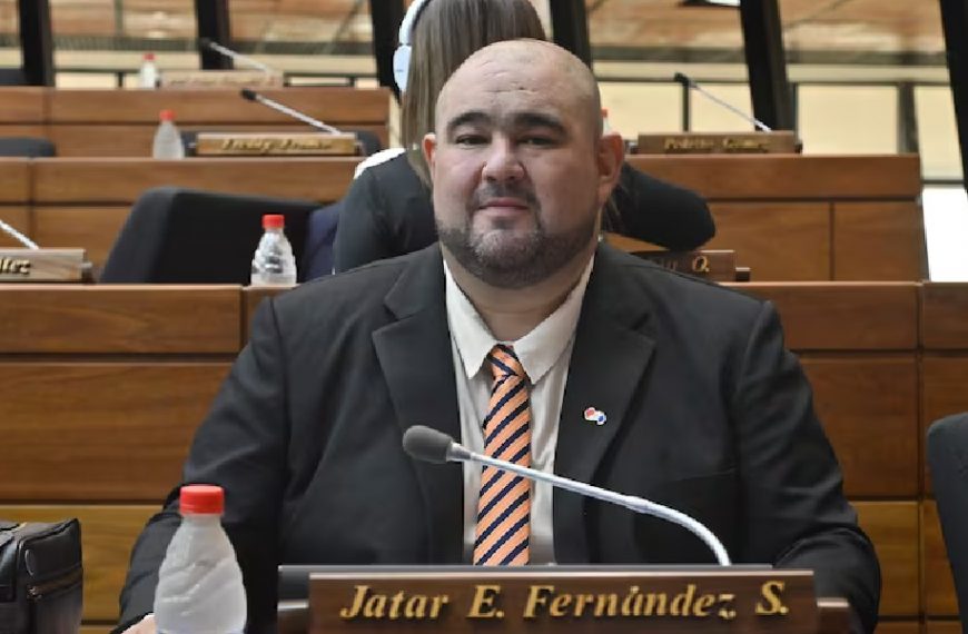 Denuncian a diputado por invadir embotelladora y repartir bidones de agua para ganar simpatía