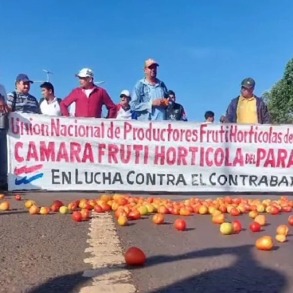 Productores de tomate y locote bloquean Ruta PY02 en Caaguazú