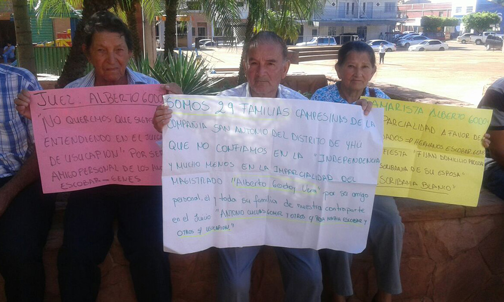 Manifestantes quienes exigen que el juez Alberto Godoy Vera se aparte de una causa, debido a su supuesta parcialidad maniefiesta. //OviedoPress