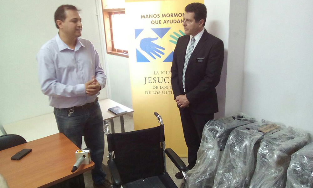 Director del Hospital de Coronel Oviedo Denis Figueredo y el representante de la congregación Sergio Wilson.