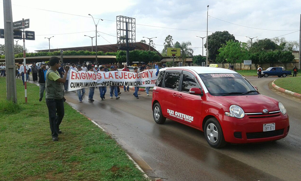 Asociación de Taxistas Ovetense, realizan manifestación.