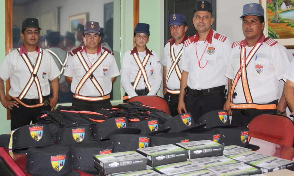 Agentes municipales de tránsito, recibieron nuevos uniformes. //Facebook Municipalidad de Coronel Oviedo.