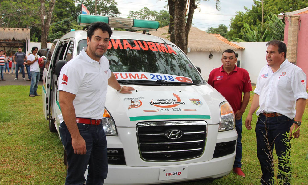 Ambulancia municipal estampada con la calcomanía de Tuma 2018. En vez de la chapa lleva la inscripción Tuma 2018 // Facebook Oscar Tuma