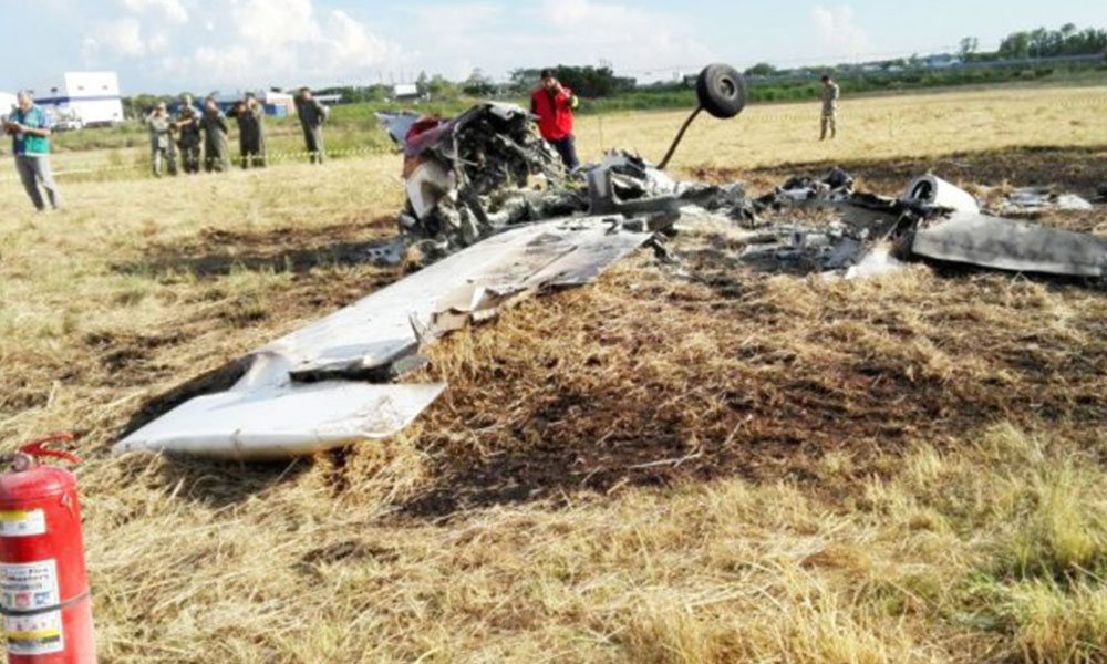 Destruida. Así quedó la aeronave luego de caer a tierra e incendiarse al costado de la pista. Foto://Ultimahora.com