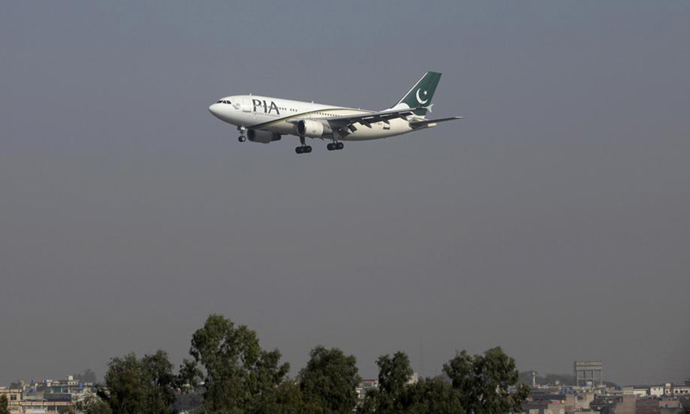 Un avión con 47 personas a bordo se estrella en PakistánImagen de archivo de un avión de Pakistan International Airlines (PIA) aterrizando en el aeropuerto de Islamabad (Faisal Mahmood / Reuters)