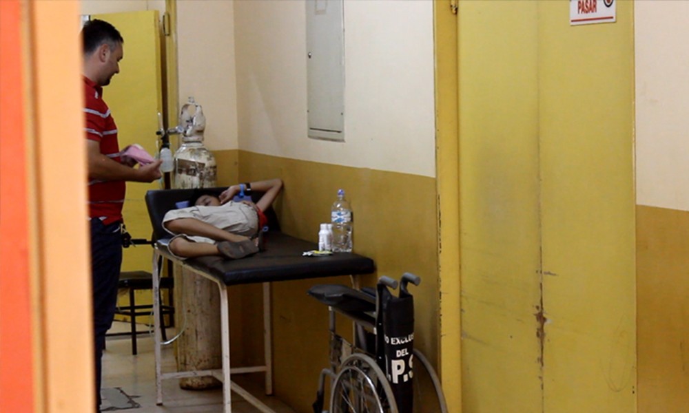 Un niño es atendido en el pasillo de IPS por falta de cama para internación // Archivo - OviedoPress