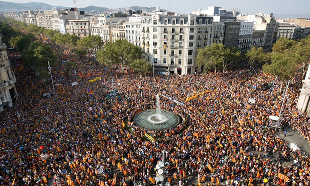 Vista general de la manifestación con motivo de la Diada de Cataluña. //crashoil.blogspot.com