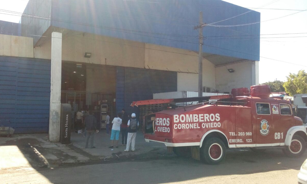 El depósito de mercaderías del supermercado Stock fue afectado por un incendio // OviedoPress