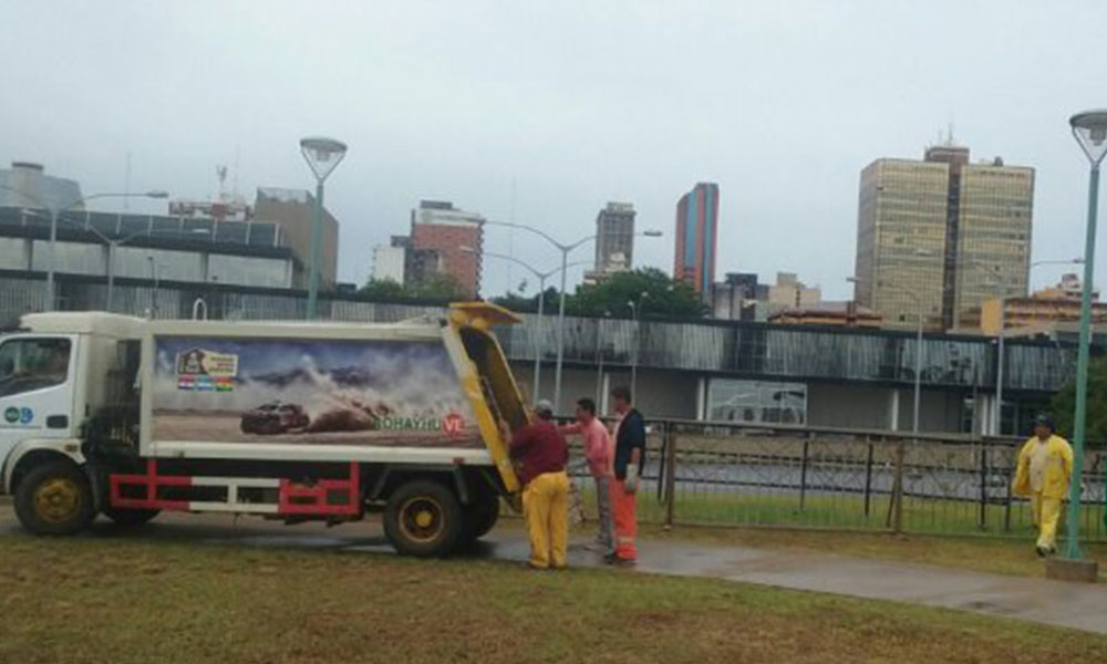 El camión recolector de basura con el distintivo del Dakar, presente en la costanera para la limpieza del lugar.