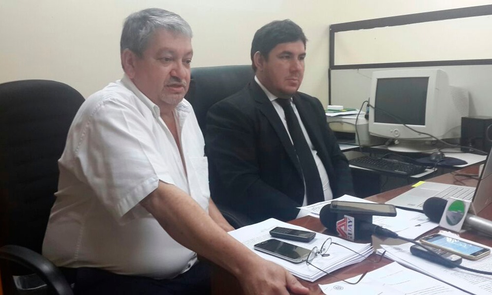 El exrector de la UNCA Pablo Martínez junto al abogado Daniel Benítez, durante la conferencia de prensa // OviedoPress
