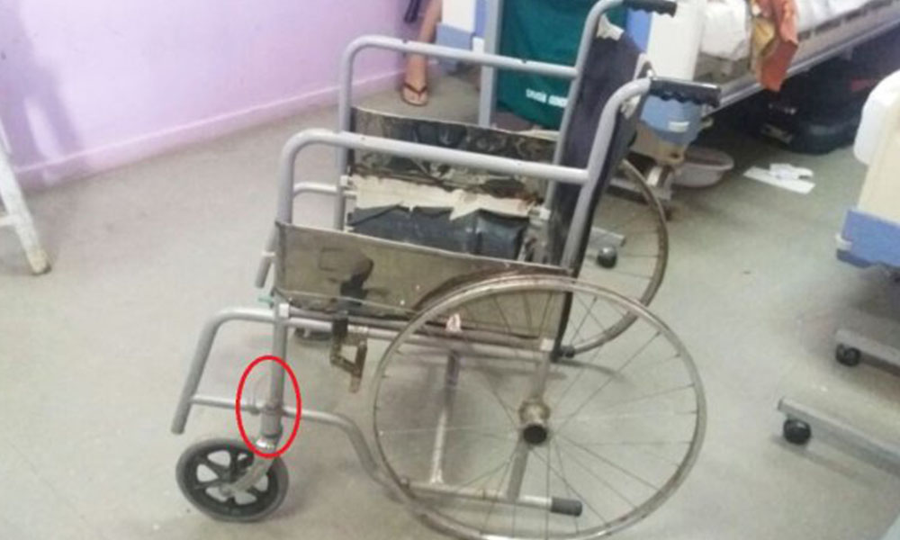 Falencias. Está silla de ruedas presenta un aspecto deteriorado con el tapizado destruido.