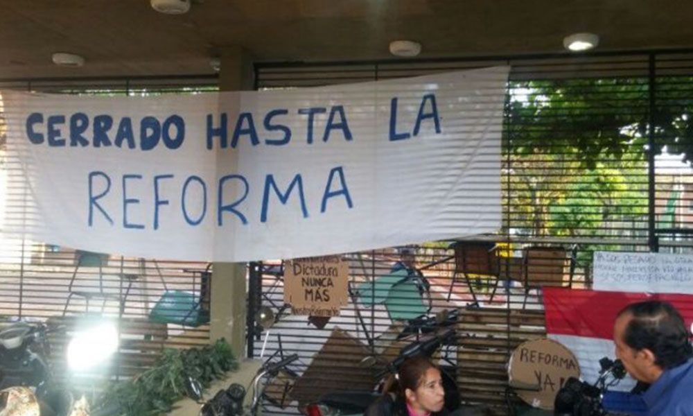 Los estudiantes tomaron la facultad durante la madrugada de este martes. Foto://Ultimahora.com.py.