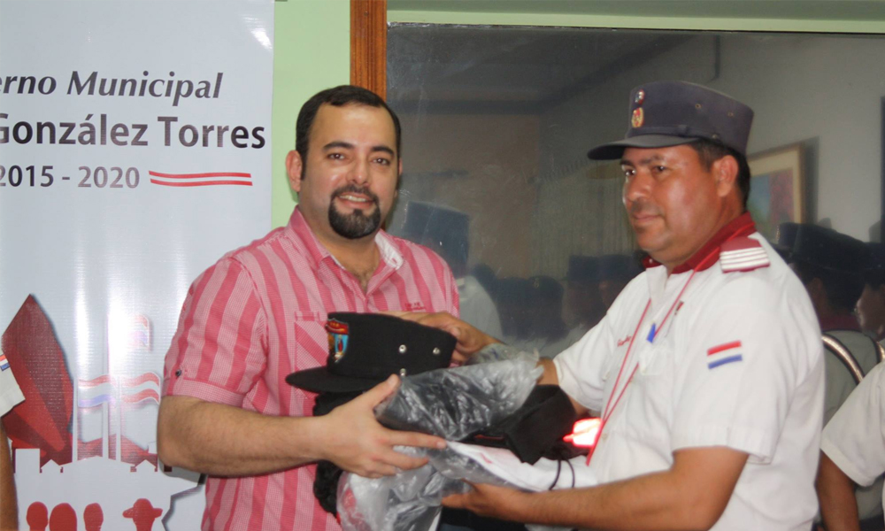 El intendente Eladio González entregó uniformes el pasado 19 de octubre //Facebook MCO Prensa