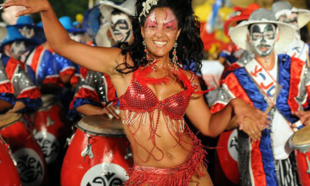 El carnaval uruguayo baila al ritmo de la samba y es evaluado por brasileños. Foto://turismoonline. 